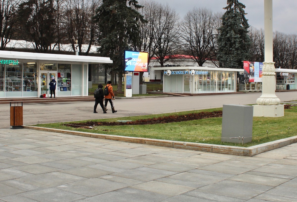 Аппараты с газировкой исчезли с городских улиц к середине девяностых, а в этом месте и некоторые деревья тоже убрали.