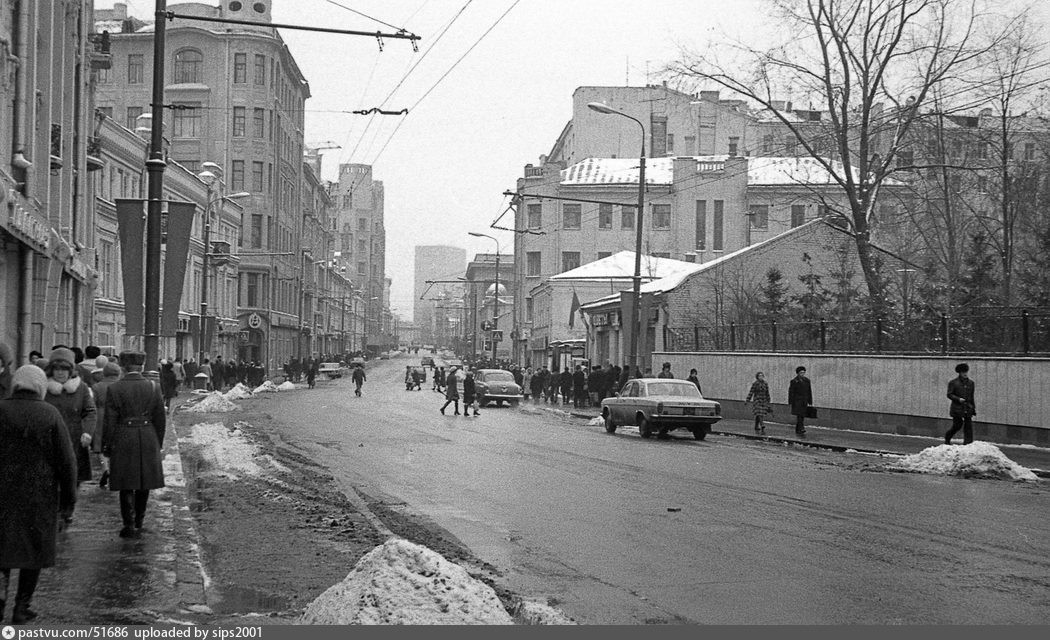Вернёмся в центр города. На этом фото улица Арбат, которая тогда ещё не была пешеходной и мало чем отличалась от других улиц. Фото 1977 года, Сухарев