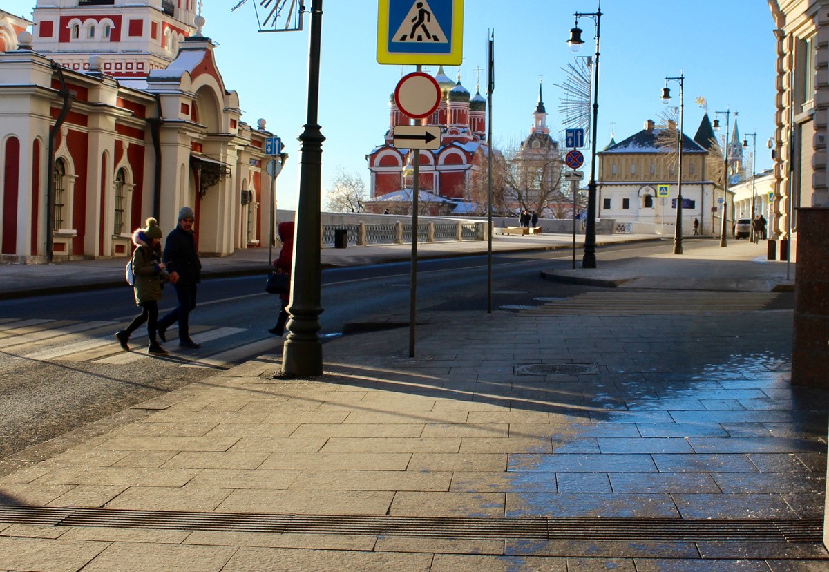 Гостиницы "Россия" сейчас нет, её снесли в двухтысячных годах, а через десять лет в Зарядье обустроили ландшафтный парк.