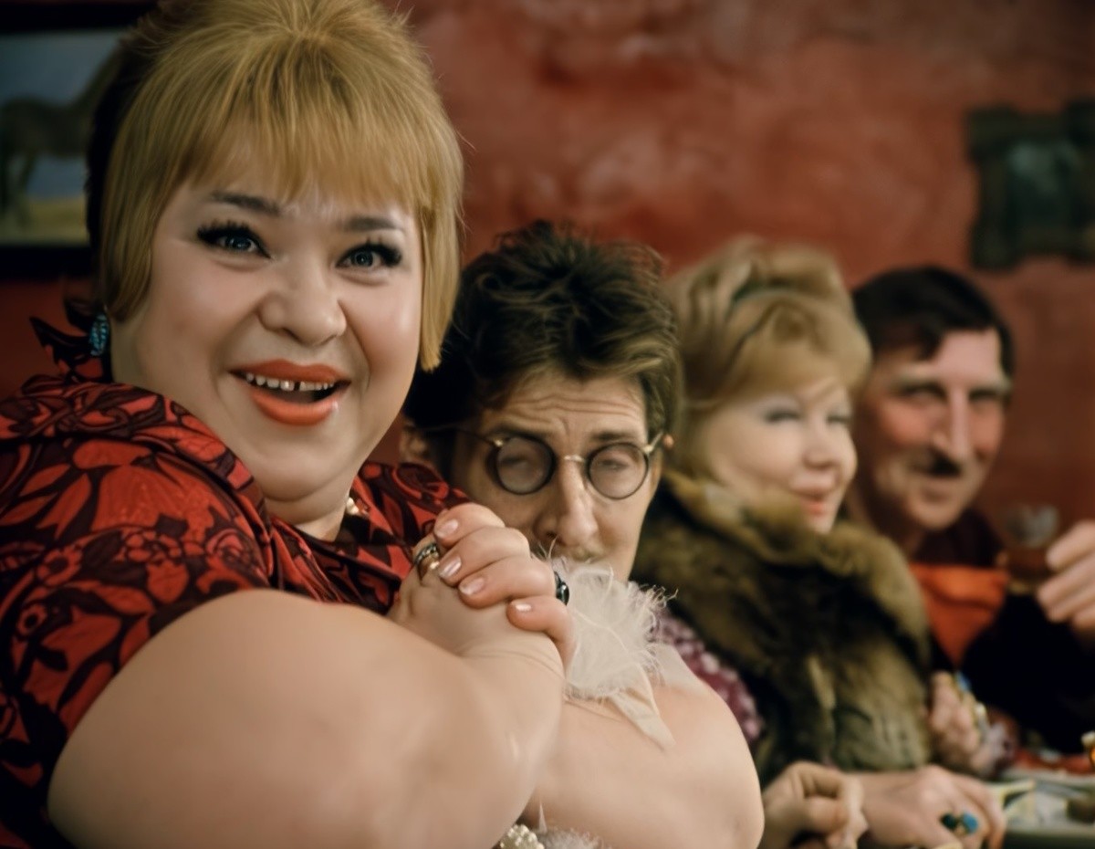 Кто сыграл гостей на свадьбе в фильме Гайдая «Не может быть»