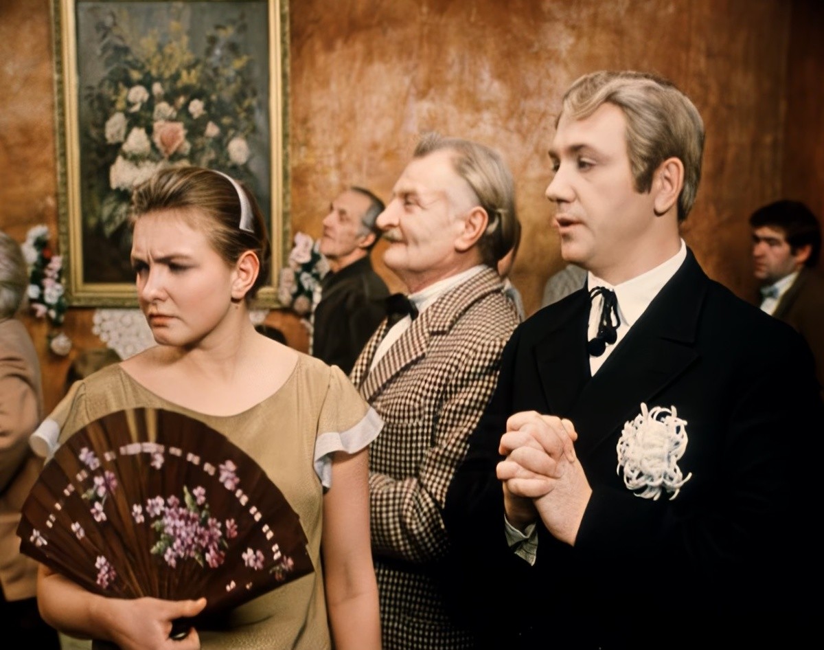 Кто сыграл гостей на свадьбе в фильме Гайдая «Не может быть»