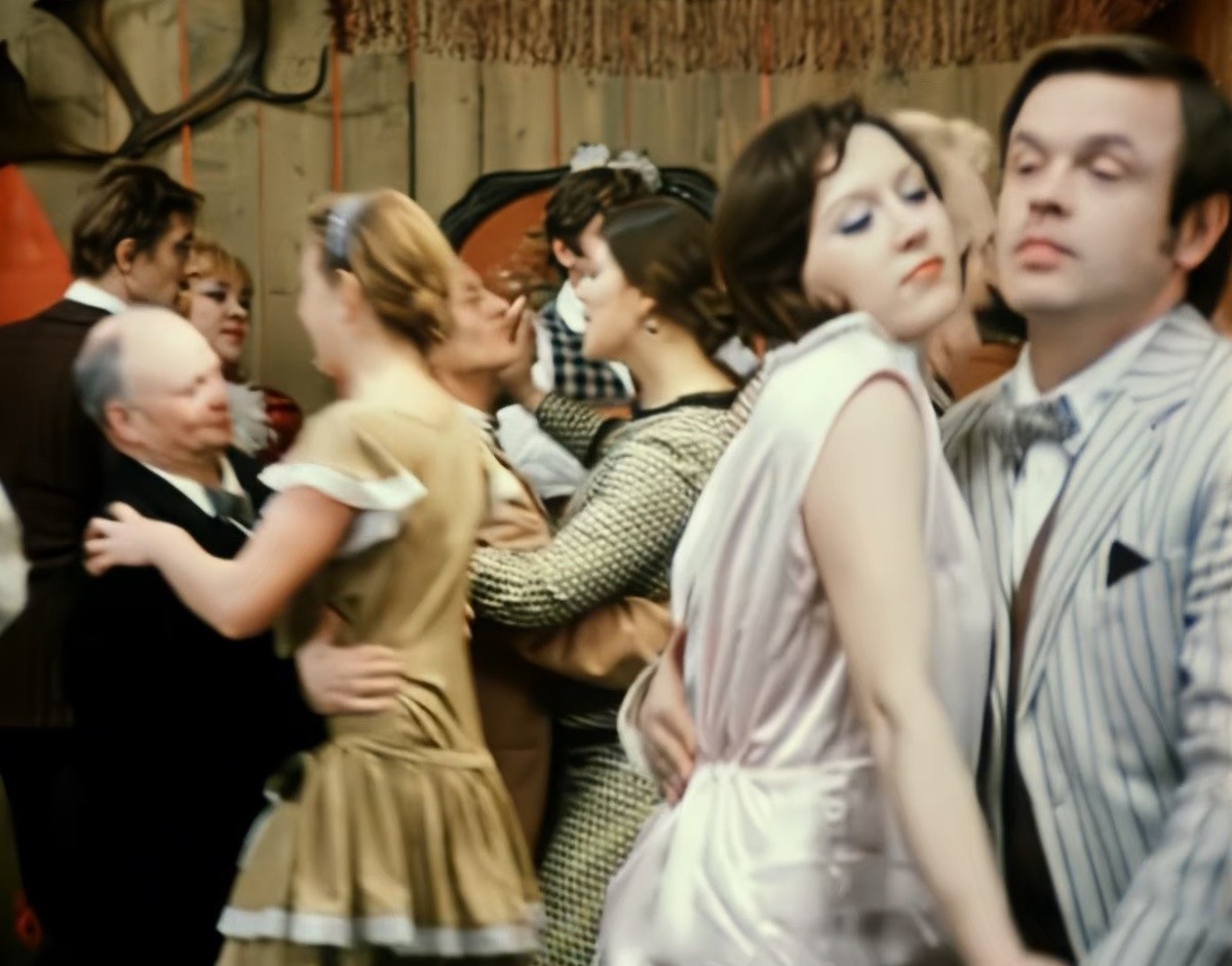 Кто сыграл гостей на свадьбе в фильме Гайдая «Не может быть»