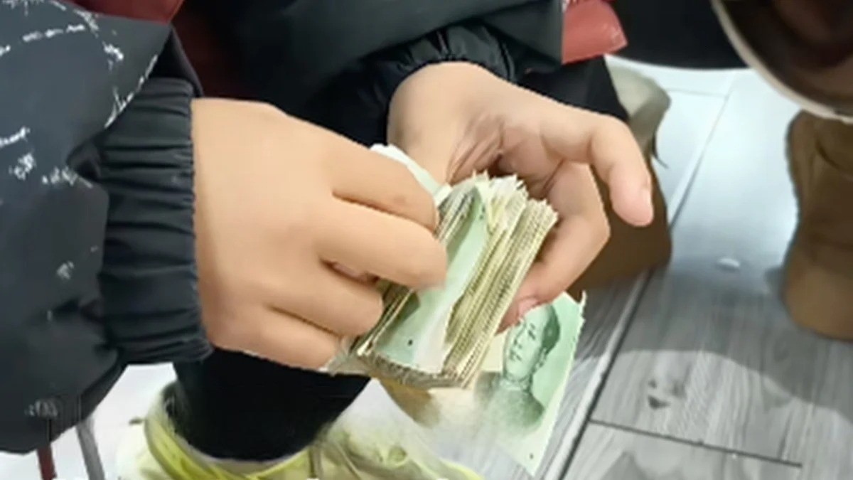 Китайский мальчик полгода копил деньги, чтобы порадовать маму