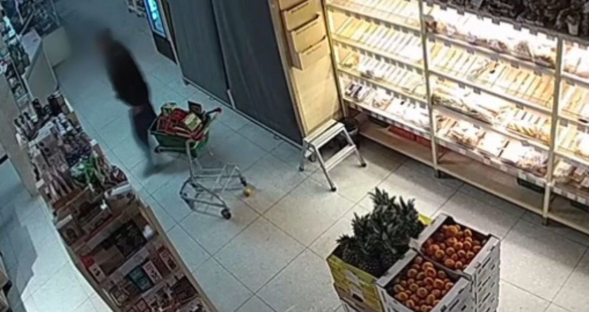 Мужчина похитил продукты и ноутбук из магазина