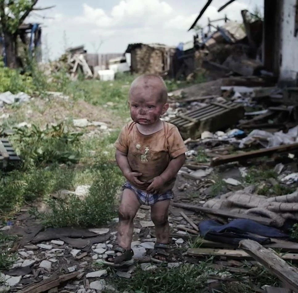 Маленький сепаратист... Фото сделано до начала СВО, когда нацисты бомбили Донбасс. Мальчик после бомбёжки ищет в развалинах дома свою маму...