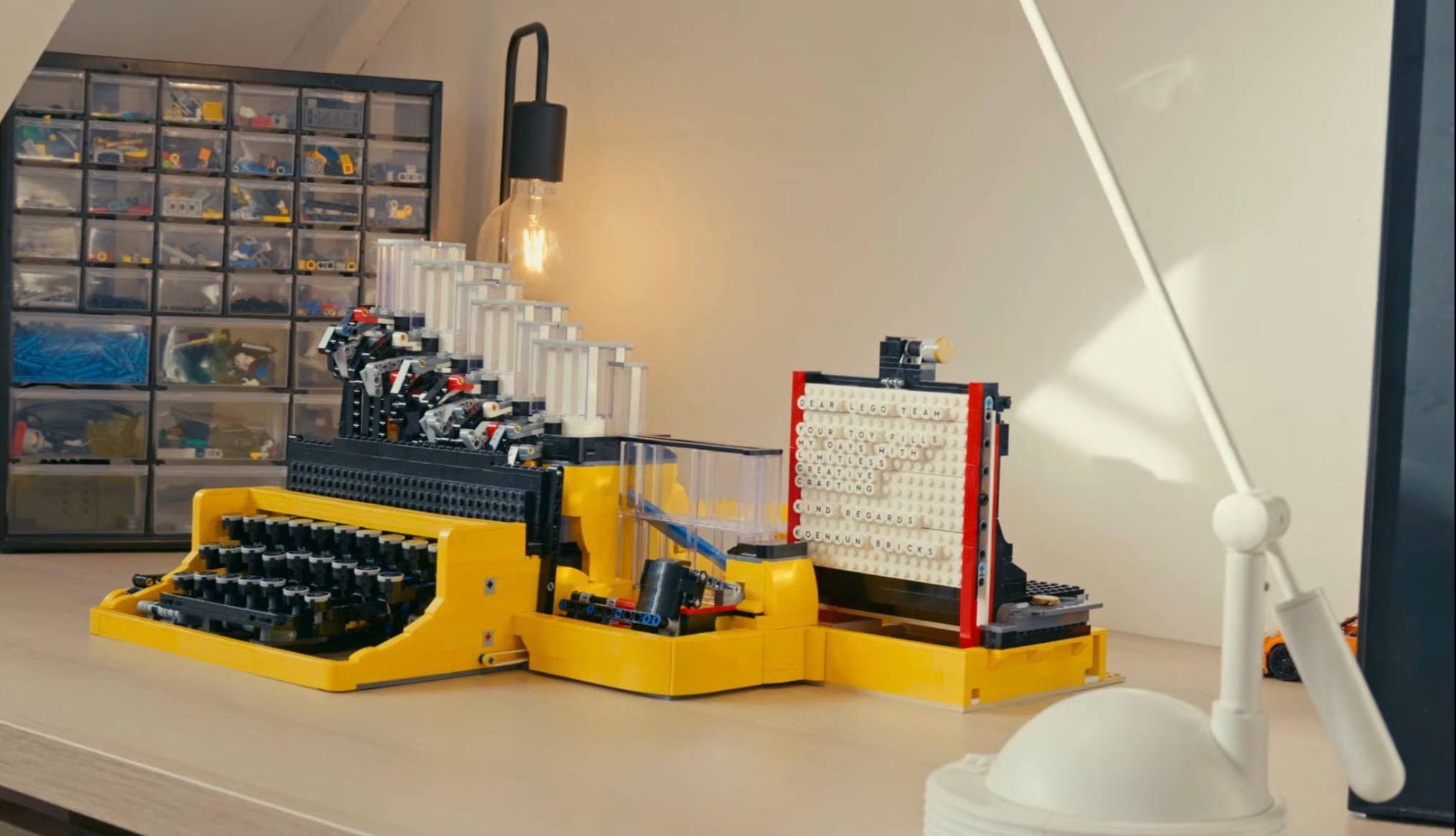 Фанат LEGO собрал рабочую печатную машинку из деталей конструктора