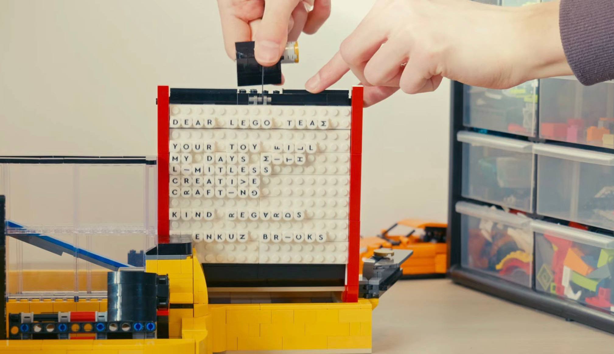 Фанат LEGO собрал рабочую печатную машинку из деталей конструктора