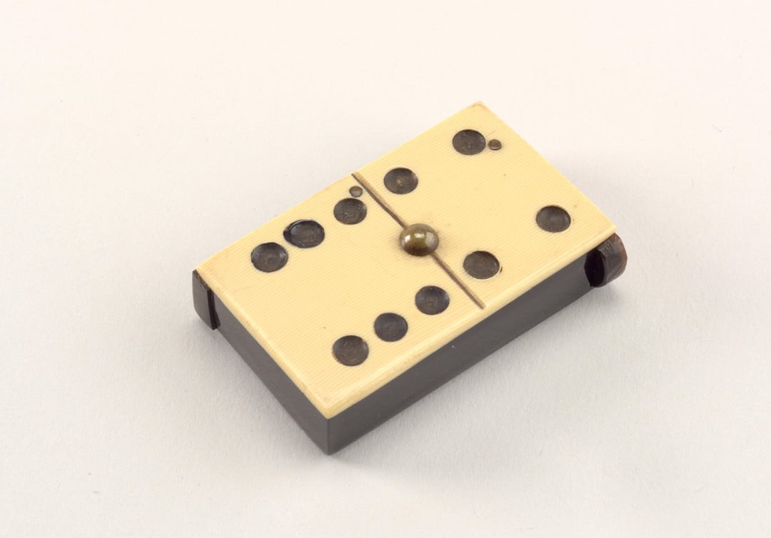 6. Спичечница в форме домино из вулканита, Франция, конец XIX века