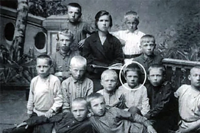 «Свой парень»: Как три класса образования, война и спасённая нога сделали Пуговкина народным любимцем...⁠