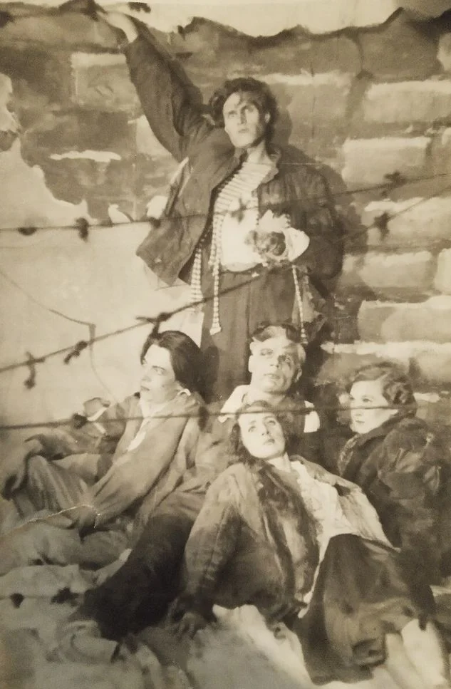 «Свой парень»: Как три класса образования, война и спасённая нога сделали Пуговкина народным любимцем...⁠