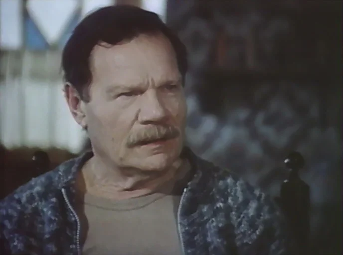 «Свой парень»: Как три класса образования, война и спасённая нога сделали Пуговкина народным любимцем...⁠