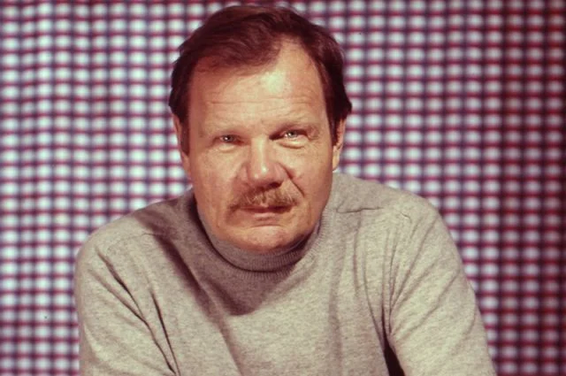 «Свой парень»: Как три класса образования, война и спасённая нога сделали Пуговкина народным любимцем...⁠