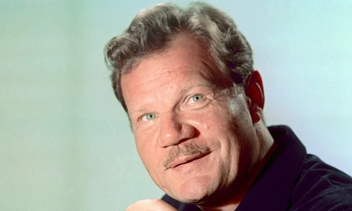 «Свой парень»: Как три класса образования, война и спасённая нога сделали Пуговкина народным любимцем...⁠