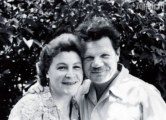 «Свой парень»: Как три класса образования, война и спасённая нога сделали Пуговкина народным любимцем...⁠