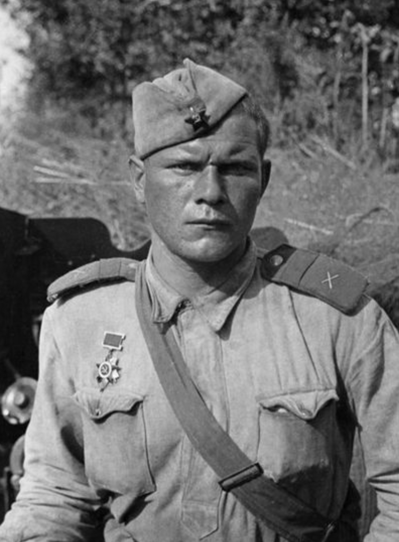 «Свой парень»: Как три класса образования, война и спасённая нога сделали Пуговкина народным любимцем...⁠