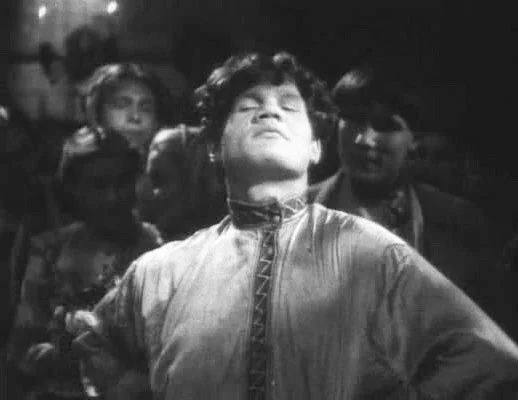 «Свой парень»: Как три класса образования, война и спасённая нога сделали Пуговкина народным любимцем...⁠