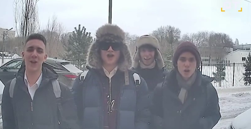 Школьники из Оренбурга собирают миллионы просмотров, выступая на камеры домофонов