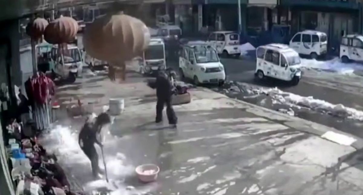 Китаянка вовремя отошла от места падения снега