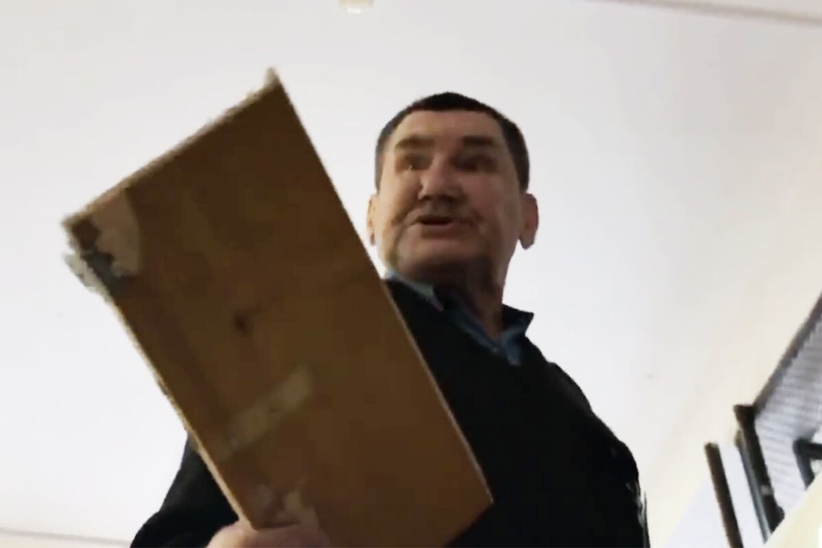 «Будете плакать»: охранник гимназии в&nbsp;Петербурге угрожал детям дощечкой с&nbsp;гвоздями