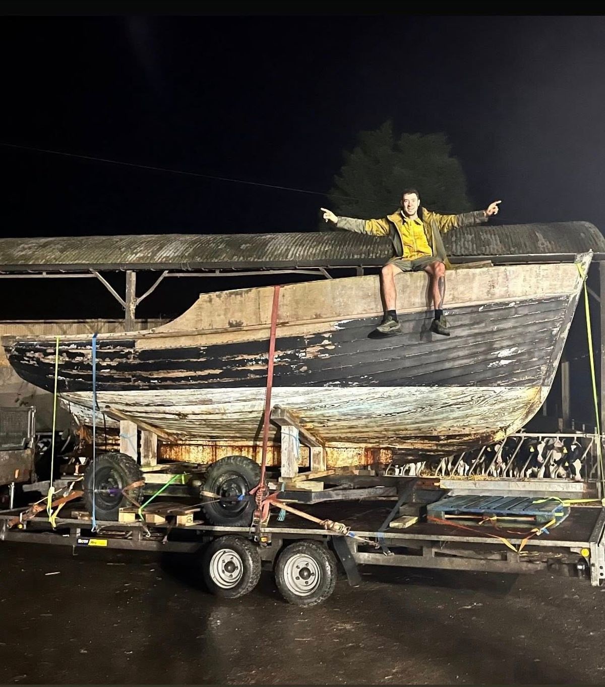 Мужчина купил пиратский корабль в интернете и поселился на берегу реки