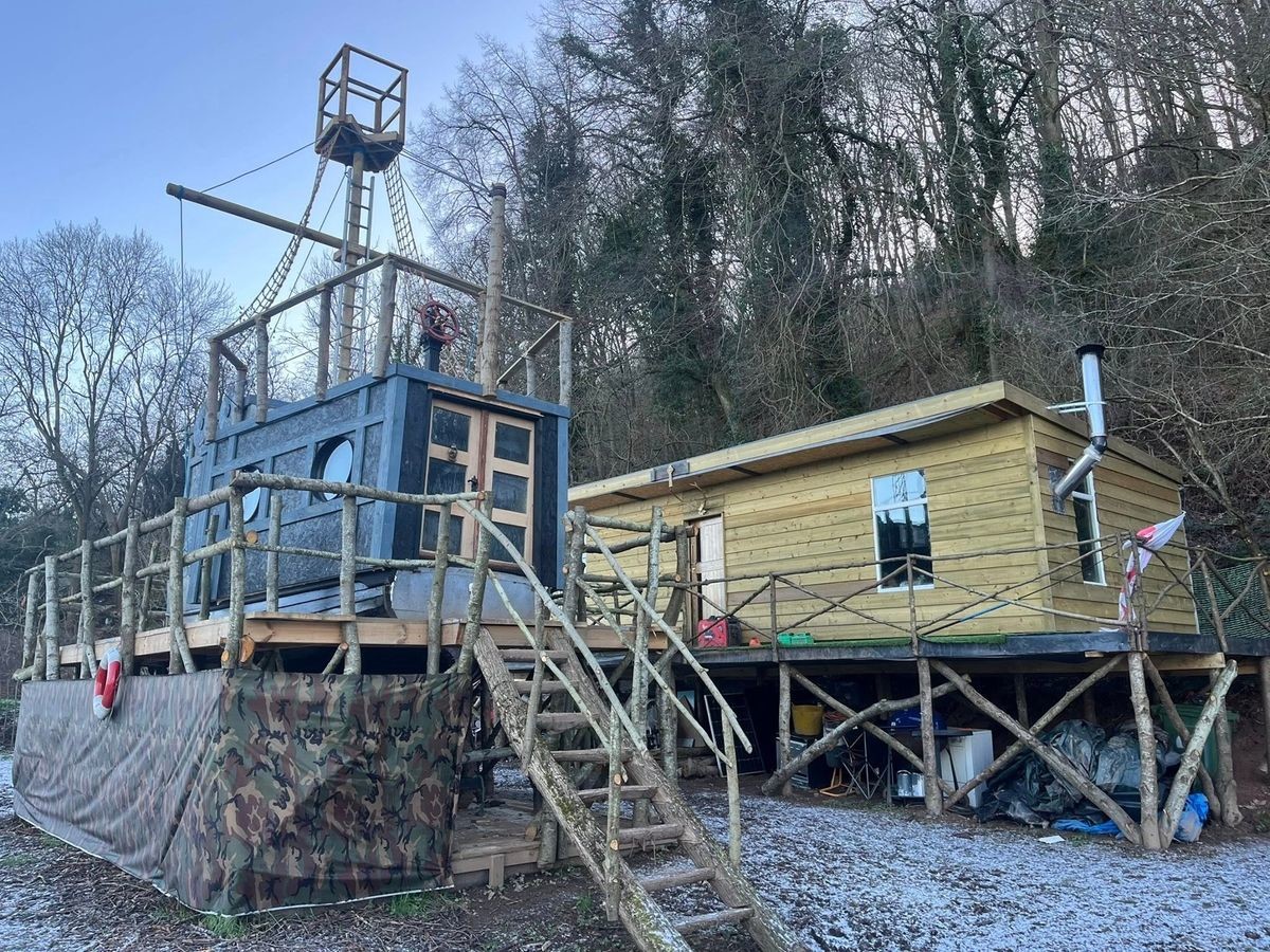 Мужчина купил пиратский корабль в интернете и поселился на берегу реки