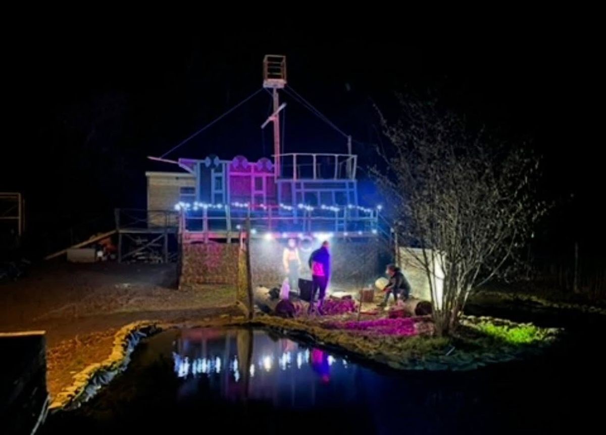 Мужчина купил пиратский корабль в интернете и поселился на берегу реки