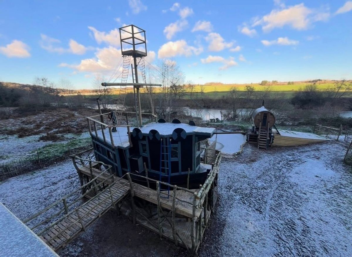 Мужчина купил пиратский корабль в интернете и поселился на берегу реки