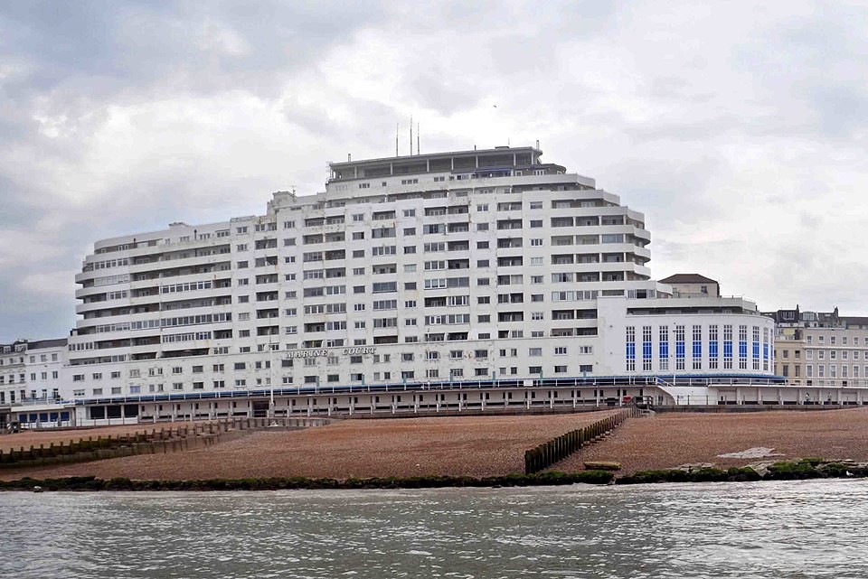 Корабль на побережье Сассекса, который стал жилым домом