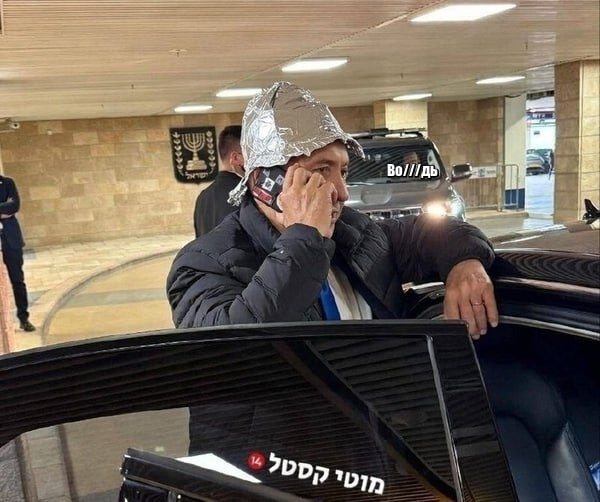 Премьер Израиля не только заклеивает камеру своего смартфона, чтобы защититься от слежки иностранных разведок, – пресс-служба