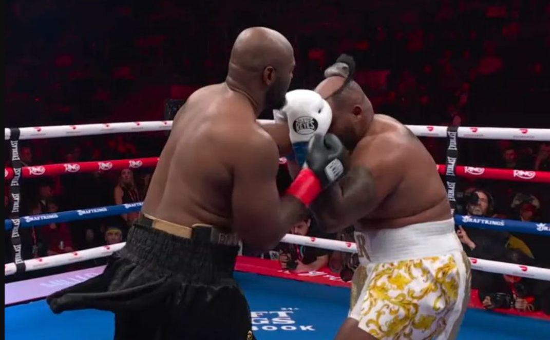 Американский боксер лишился парика во время боя