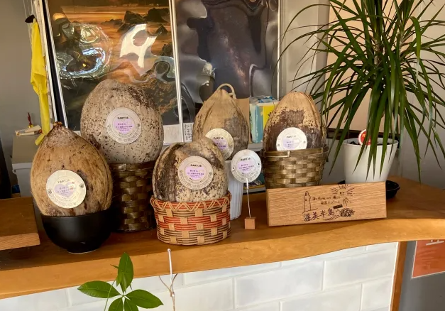 Зачем японцы 40 лет швыряют кокосы в океан