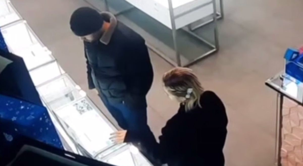 Полицейские задержали мужчину, похитившего украшения из ювелирного магазина