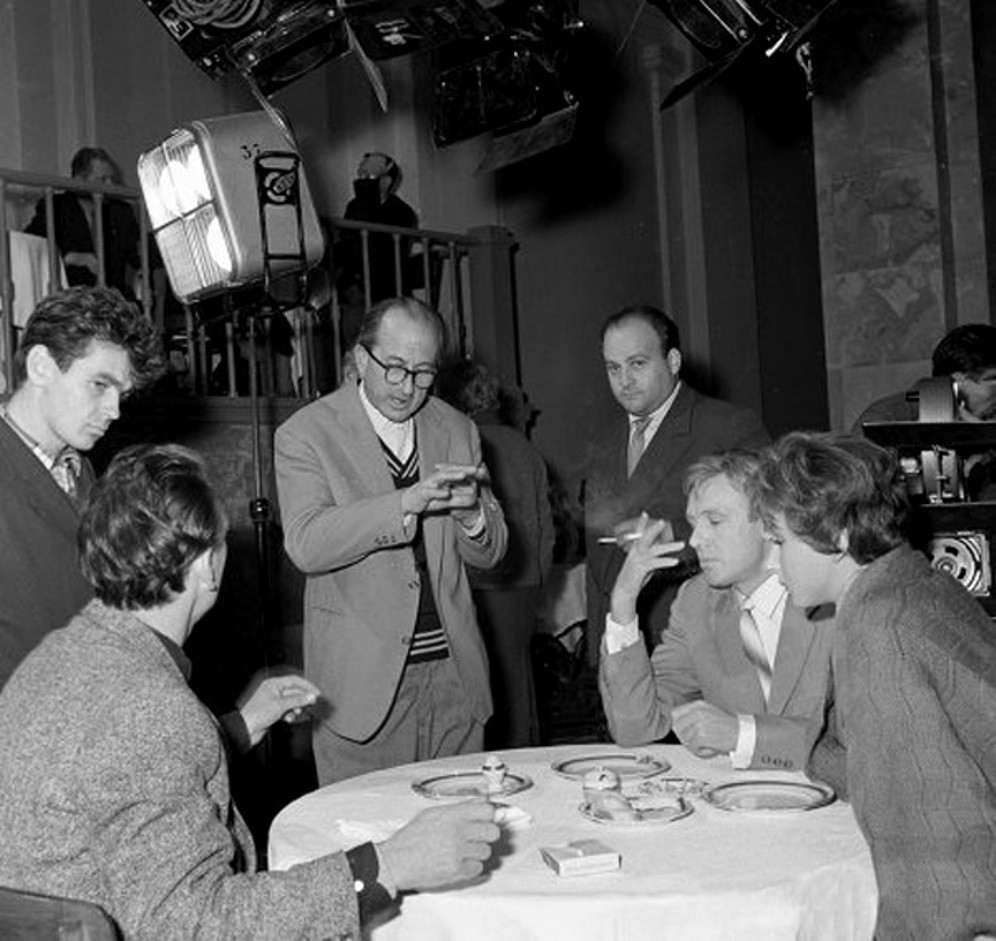 Михаил Ромм, Алексей Баталов (со спины), Иннокентий Смоктуновский и Татьяна Лаврова на съёмках фильма «Девять дней одного года».