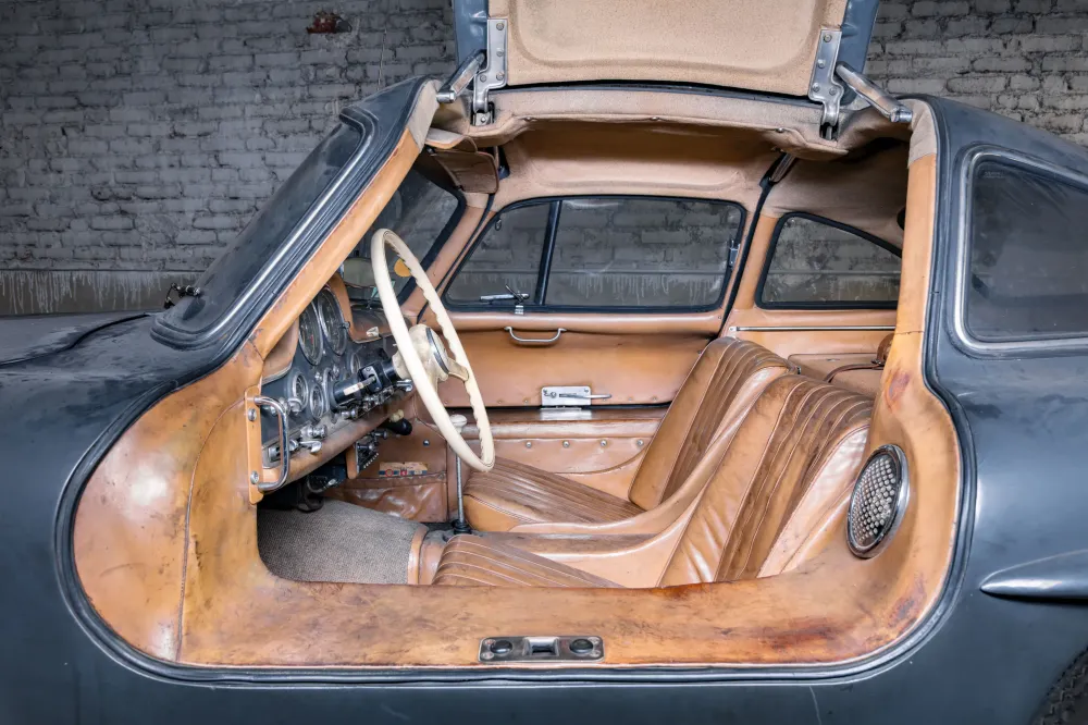 Ржавый Mercedes-Benz 300 SL продали на аукционе за рекордные 5 245 000 долларов