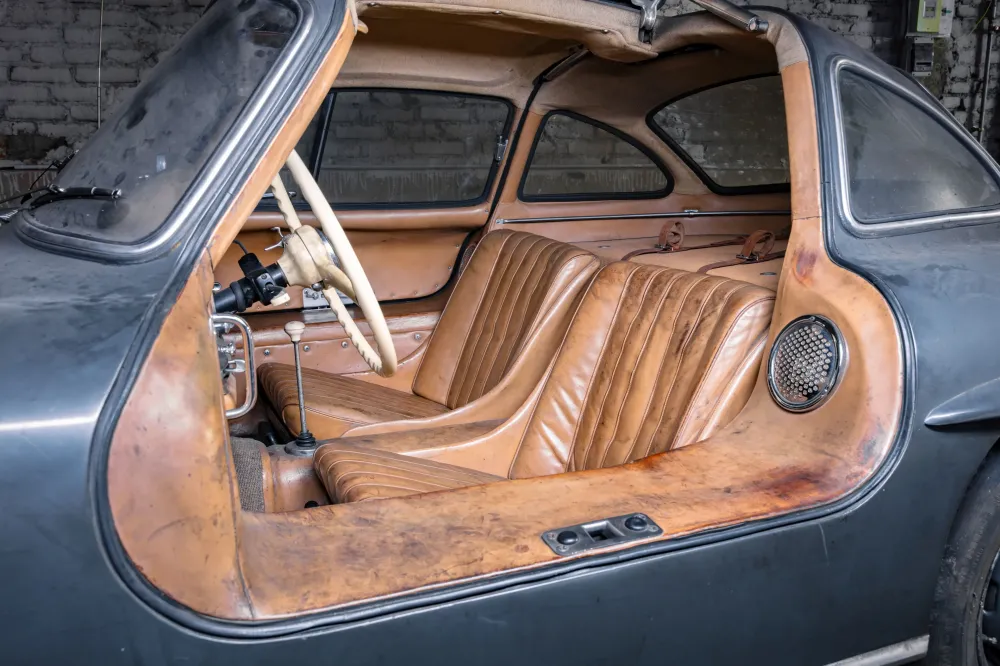 Ржавый Mercedes-Benz 300 SL продали на аукционе за рекордные 5 245 000 долларов