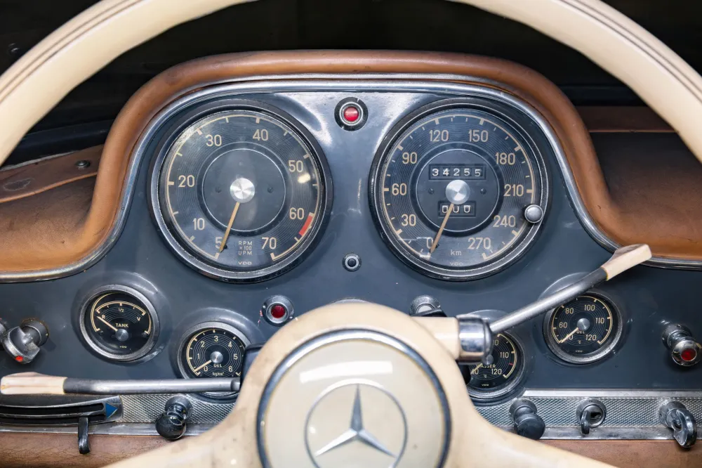 Ржавый Mercedes-Benz 300 SL продали на аукционе за рекордные 5 245 000 долларов