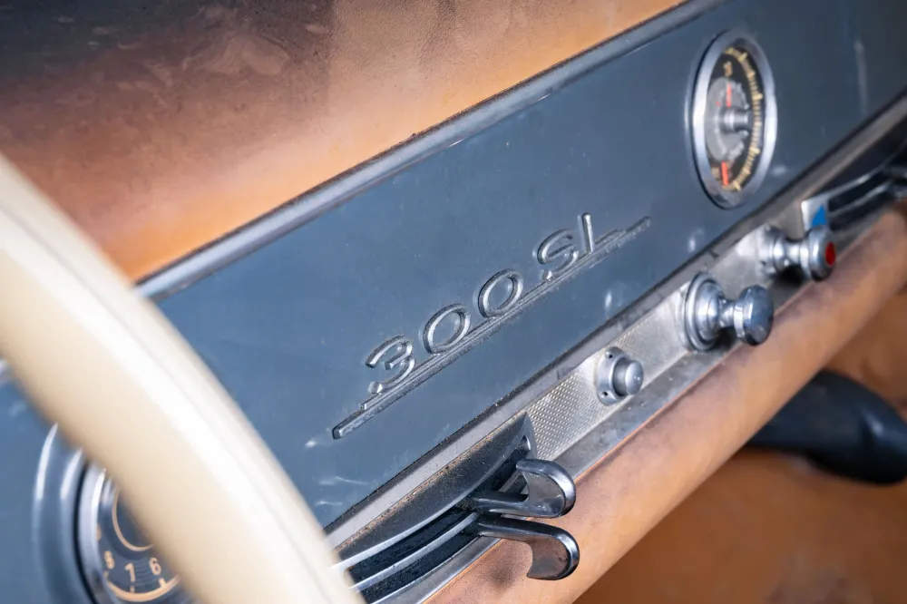 Ржавый Mercedes-Benz 300 SL продали на аукционе за рекордные 5 245 000 долларов