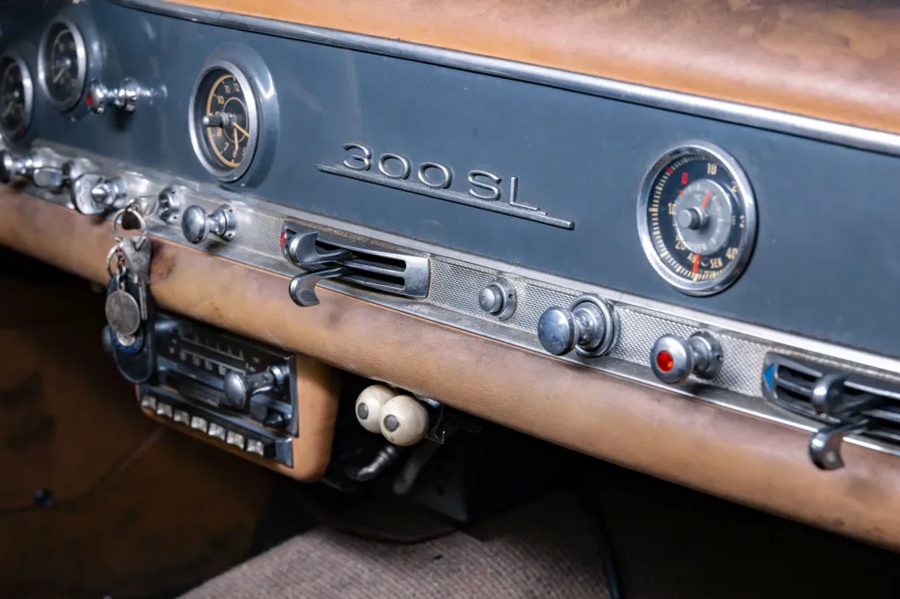 Ржавый Mercedes-Benz 300 SL продали на аукционе за рекордные 5 245 000 долларов