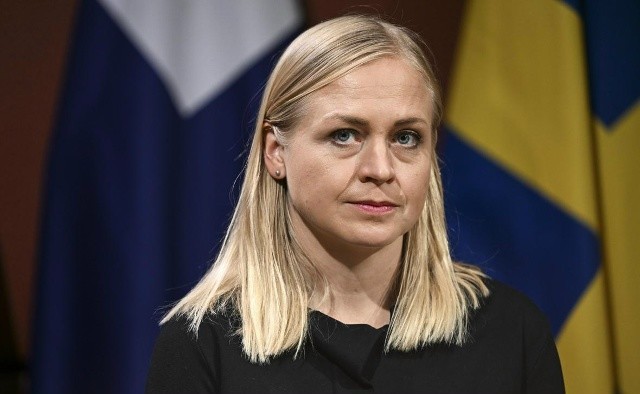 Глава МИД Финляндии Элина Валтонен заявила американцам, что отправка финских офицеров в Гренландию была недоразумением. Так там же вроде европейцы съехались на какие-то военные учения, нет? Теперь уже недоразумение