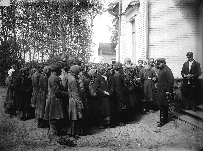 Крестьяне у земского начальника в городе Княгинине. Нижегородская губерния, 1891—1892 годы.