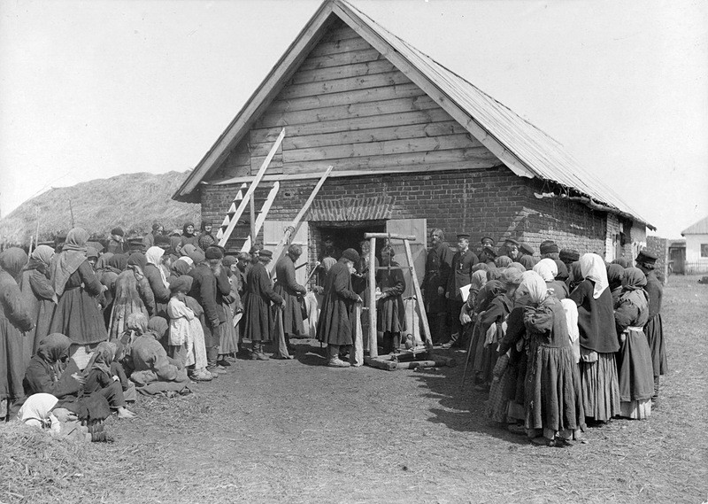 Раздача хлеба в ссуду крестьянам в городе Княгинин. Нижегородская губерния, 1891—1892 годы.