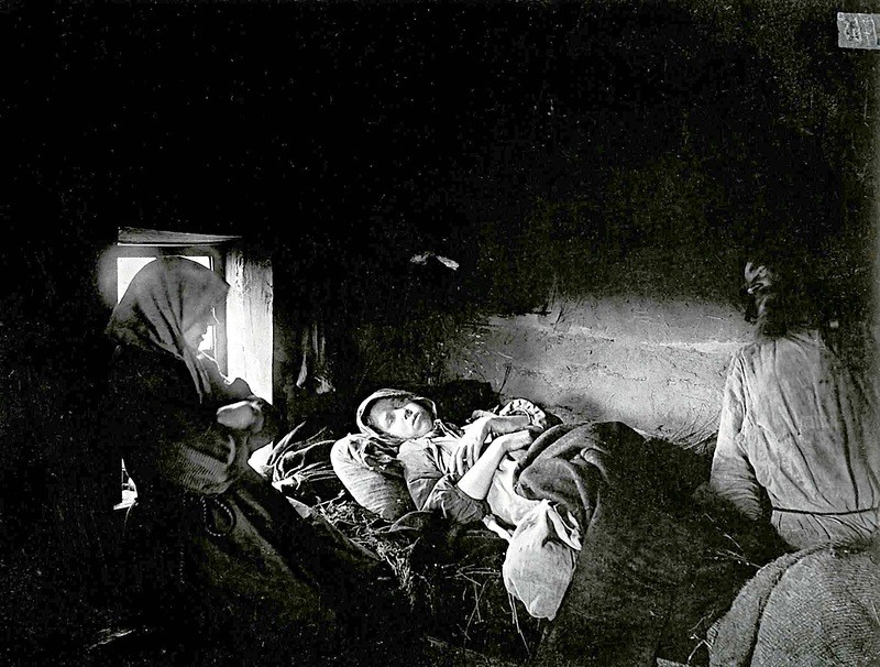 Семья больных тифом в городе Княгинин. Нижегородская губерния, 1891—1892 годы.