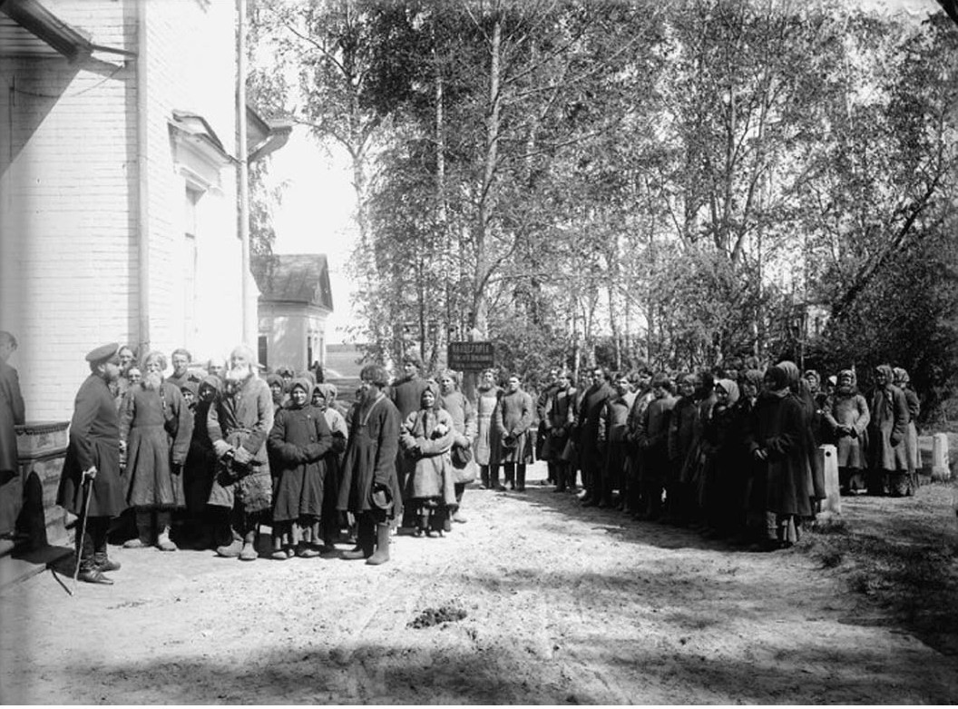 Крестьяне у земского начальника в городе Княгинине. Нижегородская губерния, 1891—1892 годы.