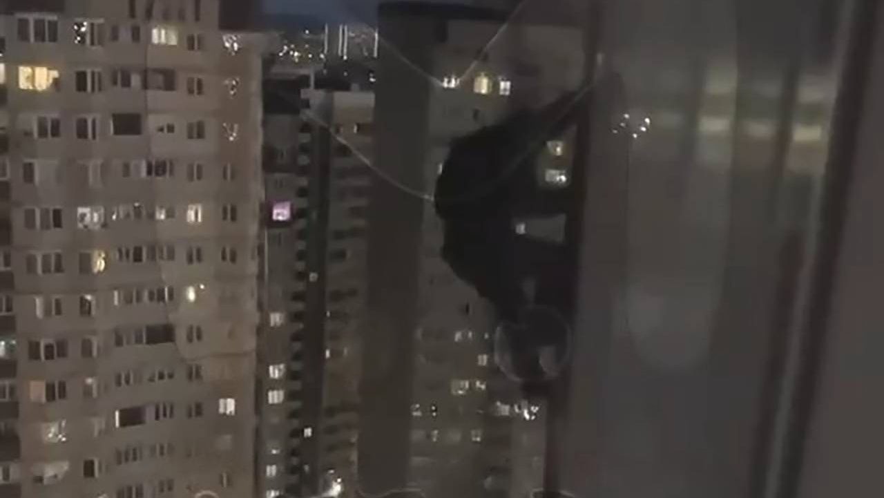 Российские школьники без страховок спускались с высоты 24-го этажа