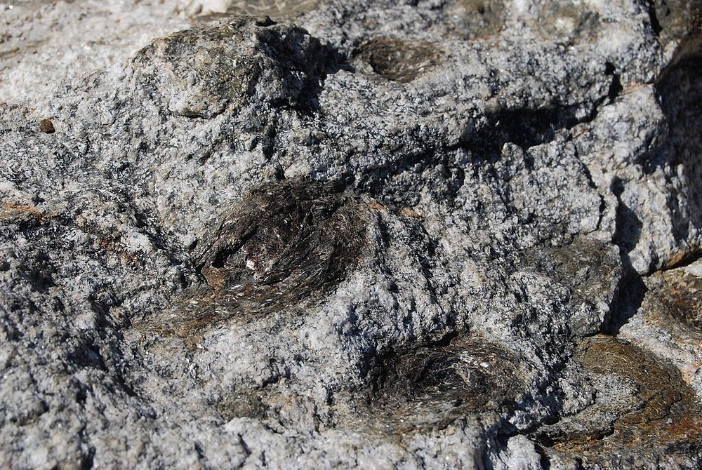 Живые камни Португалии: таинственный гранит, который «рожает» малышей