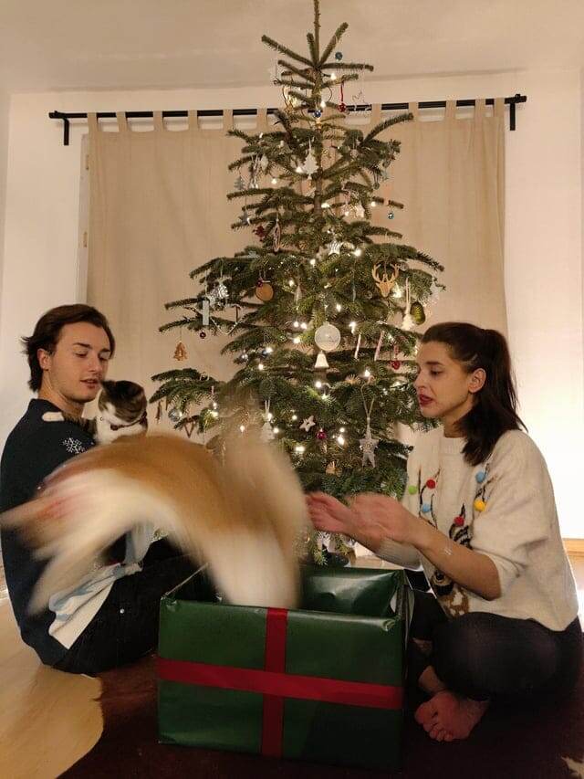 Ой, новогодний подарочек из рук выскочил