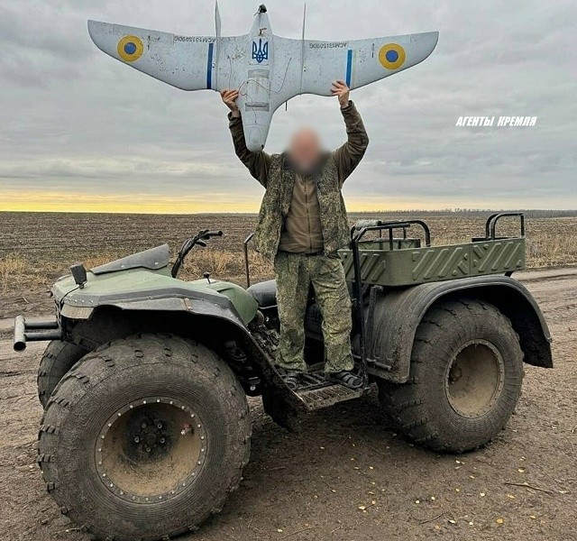 Наш воин и его трофей - сбитый беспилотник украинских боевиков!