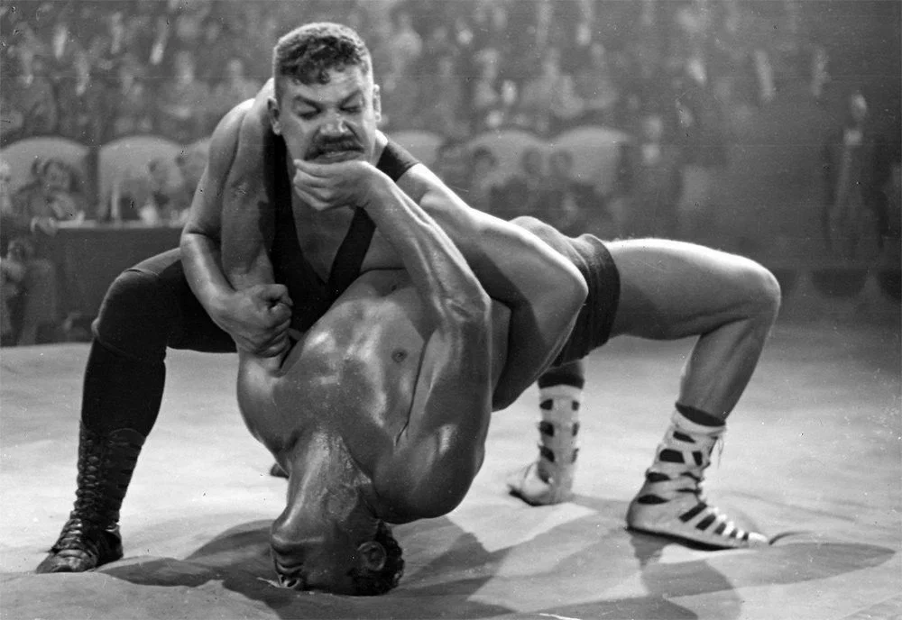 Вышибала в немецкой бильярдной: как жил Поддубный в оккупации и почему его не тронули немцы