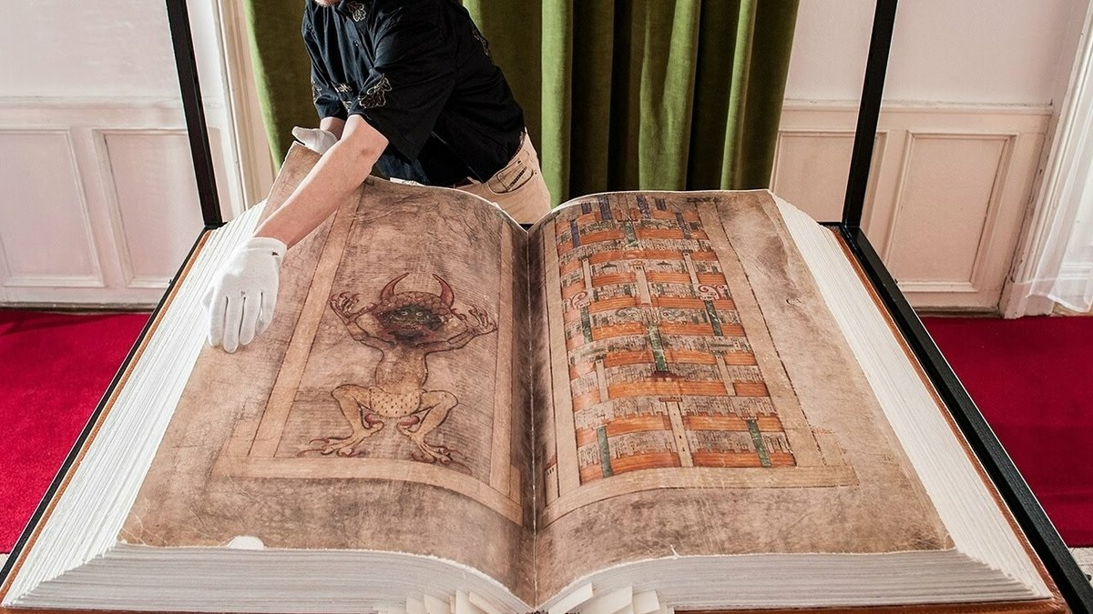 Что скрывает «Библия Дьявола»: договор с князем тьмы или титанический 30-летний труд одинокого монаха?