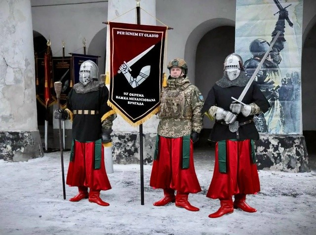 Сколько ни тужься изображать из себя лыцарей, всё равно получается шароварная свинота